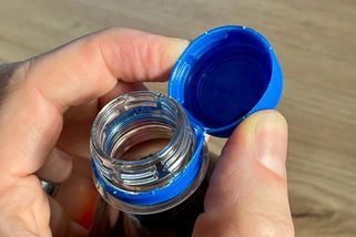 Nebudete to dělat jinak! Neoddělitelné víčko stačí takhle chytře uvolnit a rázem máte po starostech, už nebude překážet